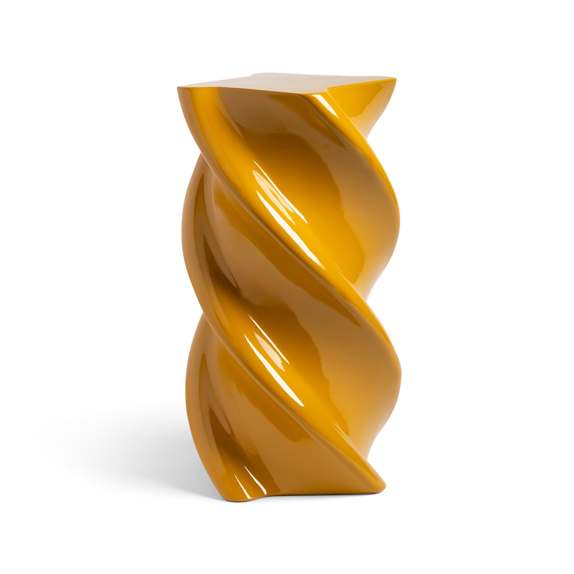 Table d'appoint ludique en céramique ocre avec accent compact pour salons
