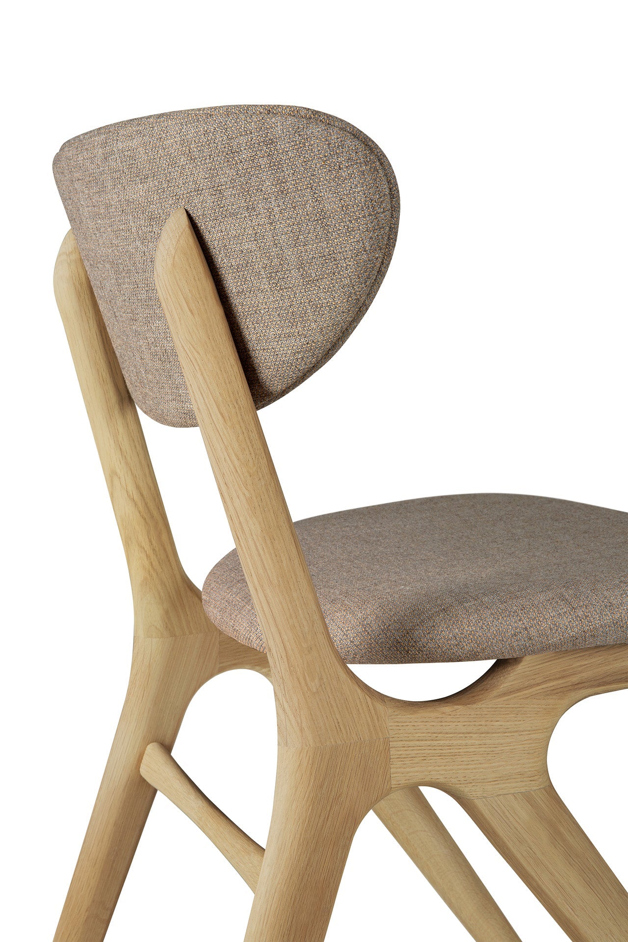 Chaise de salle à manger contemporaine en chêne et tissu avec pieds angulaires et dossier incurvé pour salles à manger