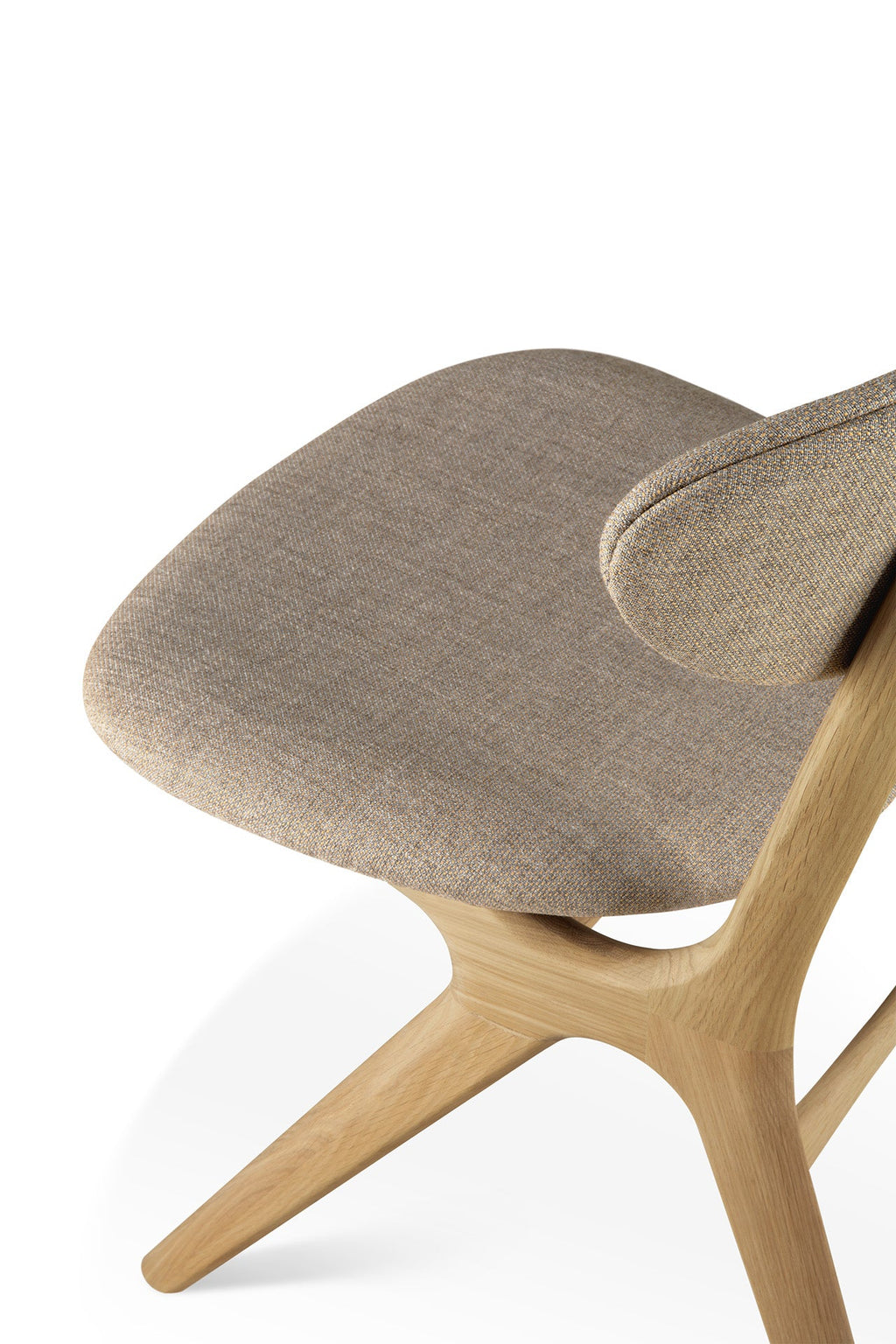 Chaise de salle à manger contemporaine en chêne et tissu avec pieds angulaires et dossier incurvé pour salles à manger