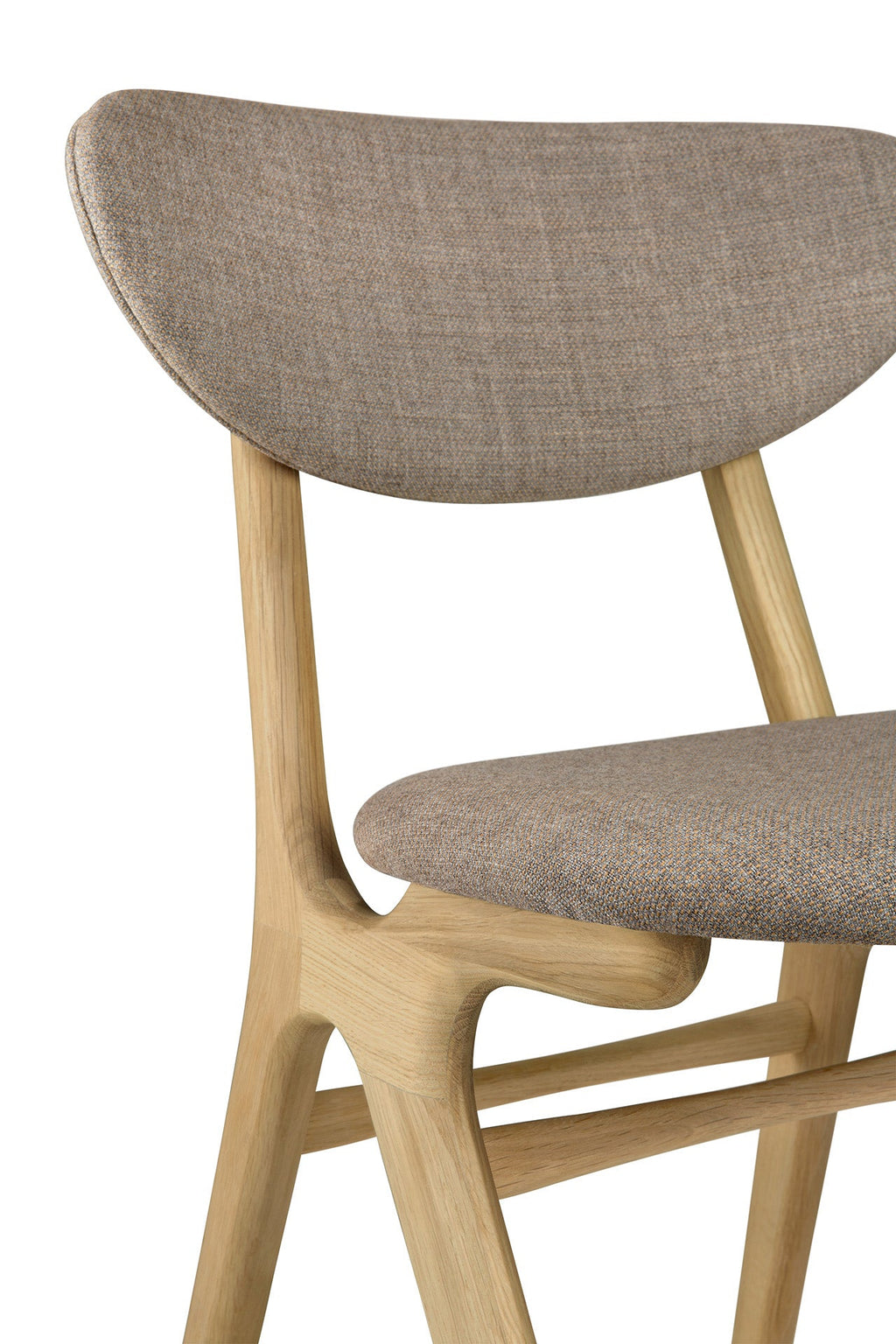 Chaise de salle à manger contemporaine en chêne et tissu avec pieds angulaires et dossier incurvé pour salles à manger