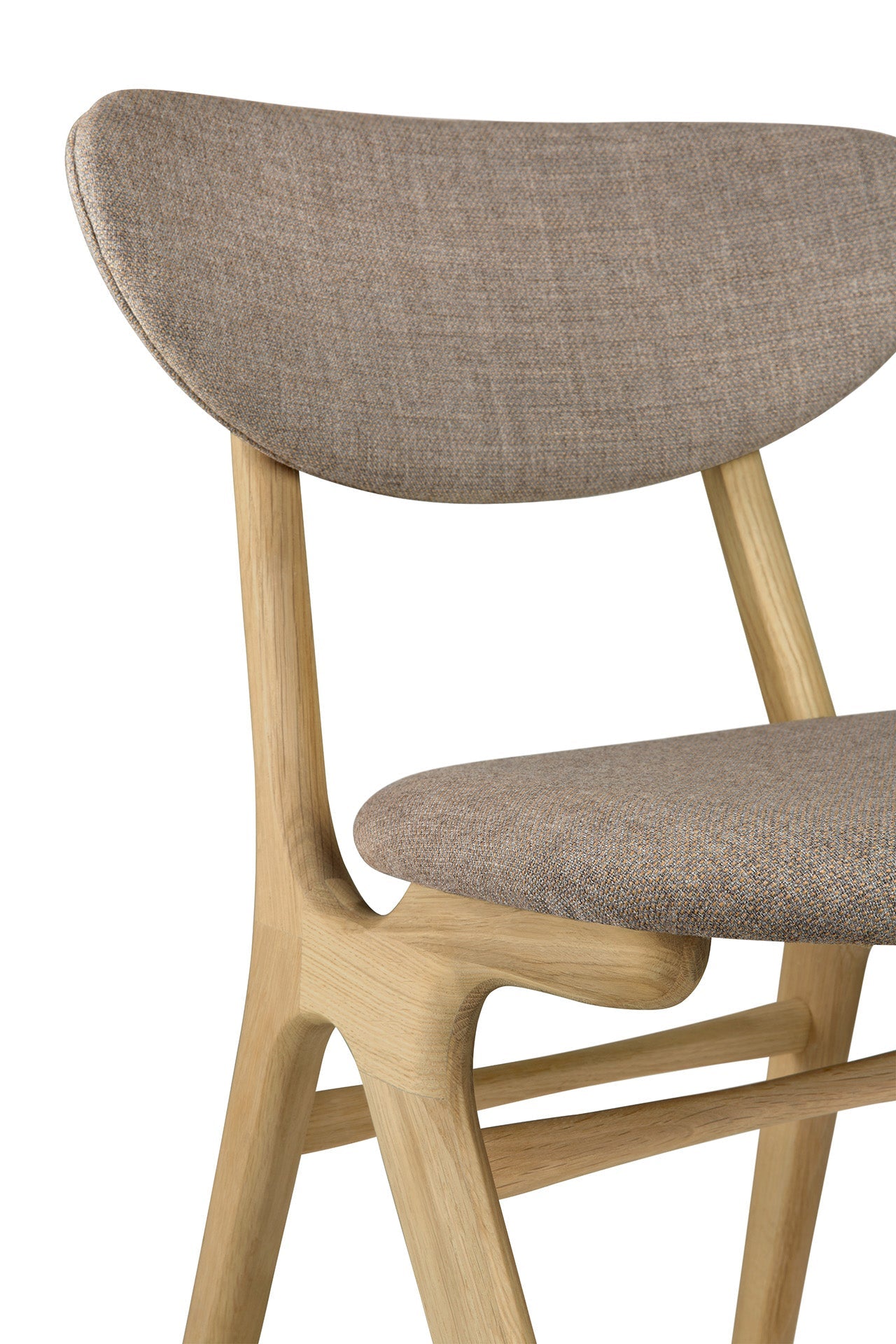 Chaise de salle à manger contemporaine en chêne et tissu avec pieds angulaires et dossier incurvé pour salles à manger