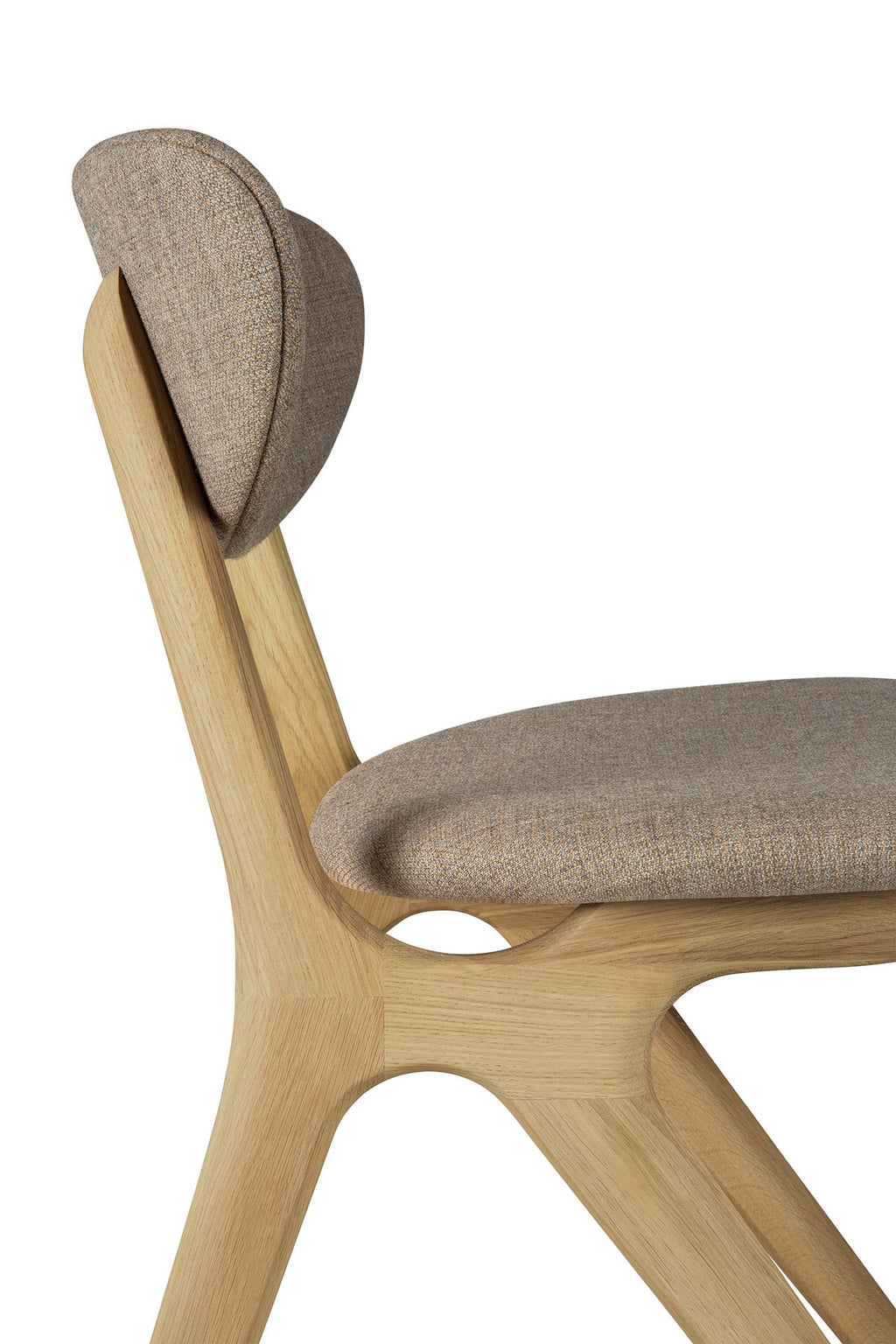 Chaise de salle à manger contemporaine en chêne et tissu avec pieds angulaires et dossier incurvé pour salles à manger