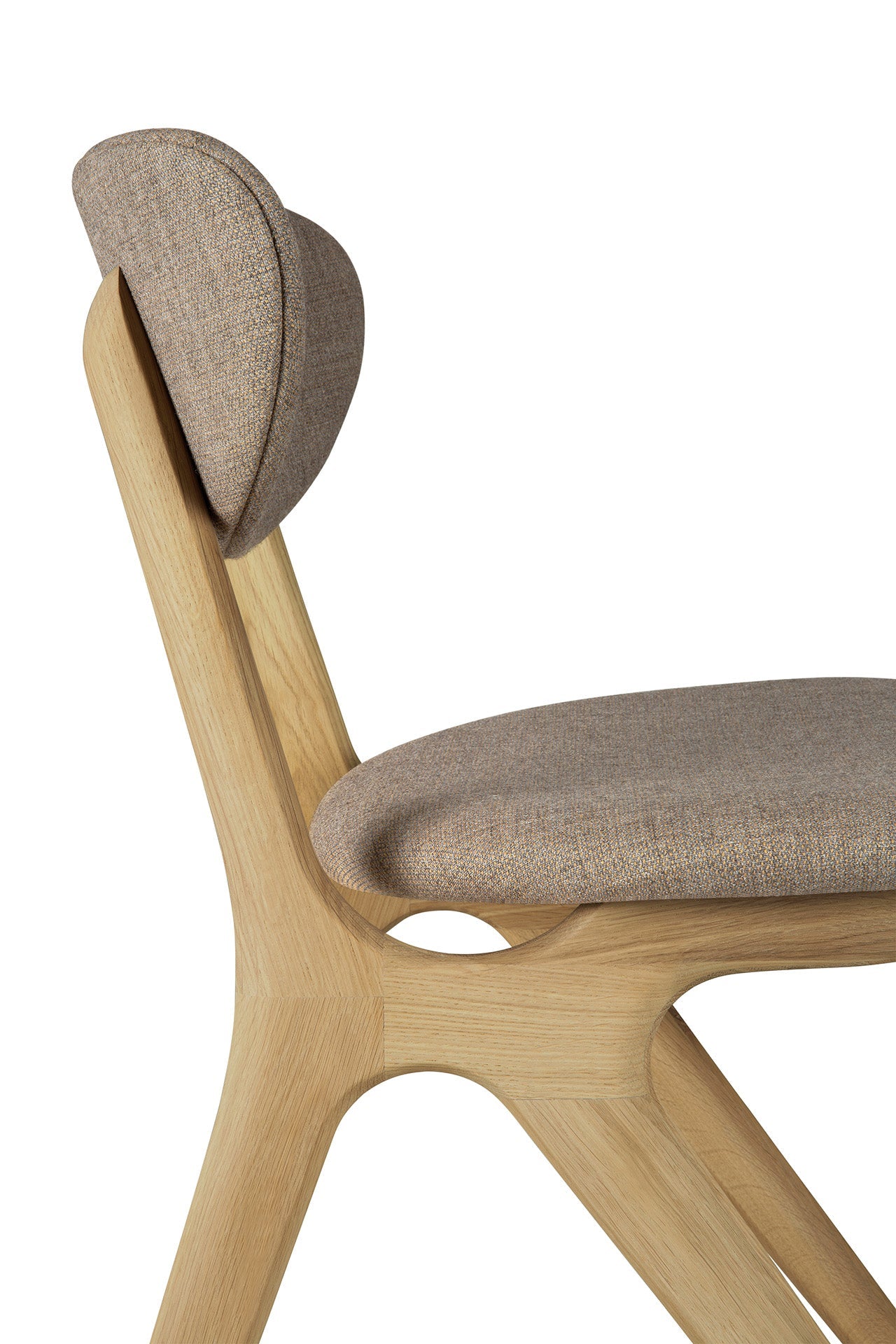 Chaise de salle à manger contemporaine en chêne et tissu avec pieds angulaires et dossier incurvé pour salles à manger