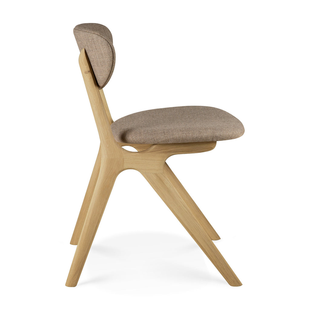 Chaise de salle à manger contemporaine en chêne et tissu avec pieds angulaires et dossier incurvé pour salles à manger
