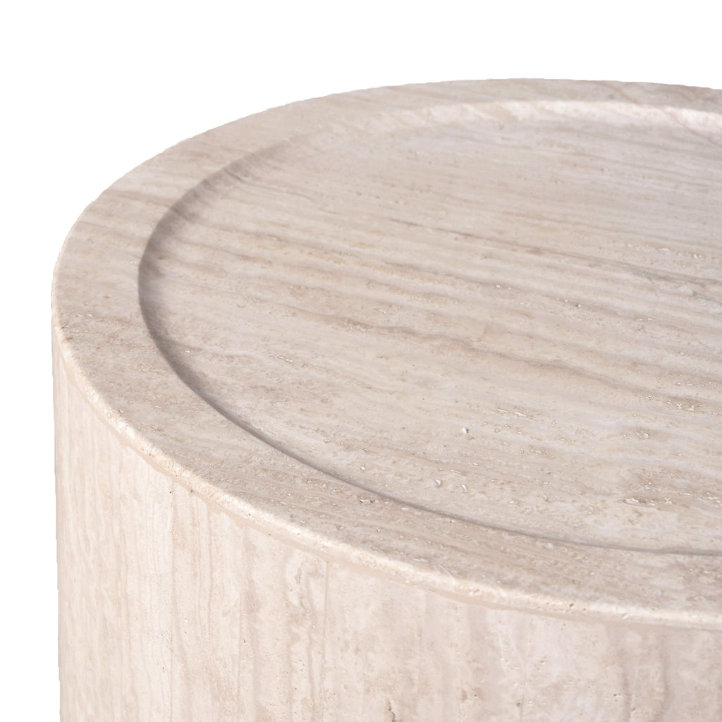 Table d'appoint discrète en travertin massif avec surface à variation naturelle pour salons et chambres à coucher