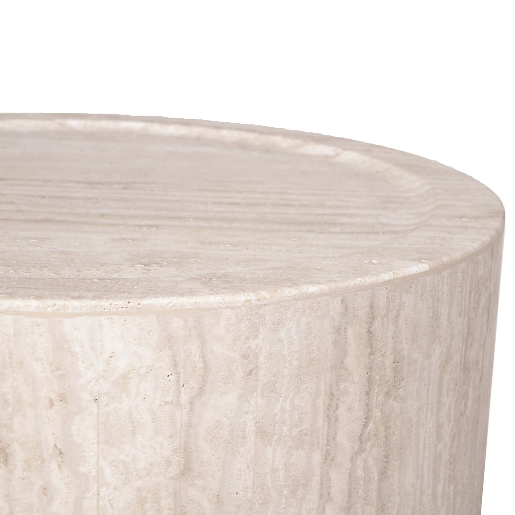 Table d'appoint discrète en travertin massif avec surface à variation naturelle pour salons et chambres à coucher