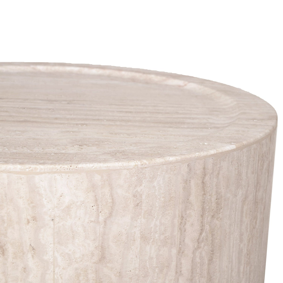 Table d'appoint discrète en travertin massif avec surface à variation naturelle pour salons et chambres à coucher