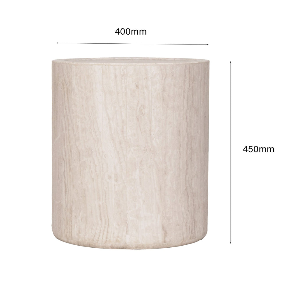 Table d'appoint discrète en travertin massif avec surface à variation naturelle pour salons et chambres à coucher