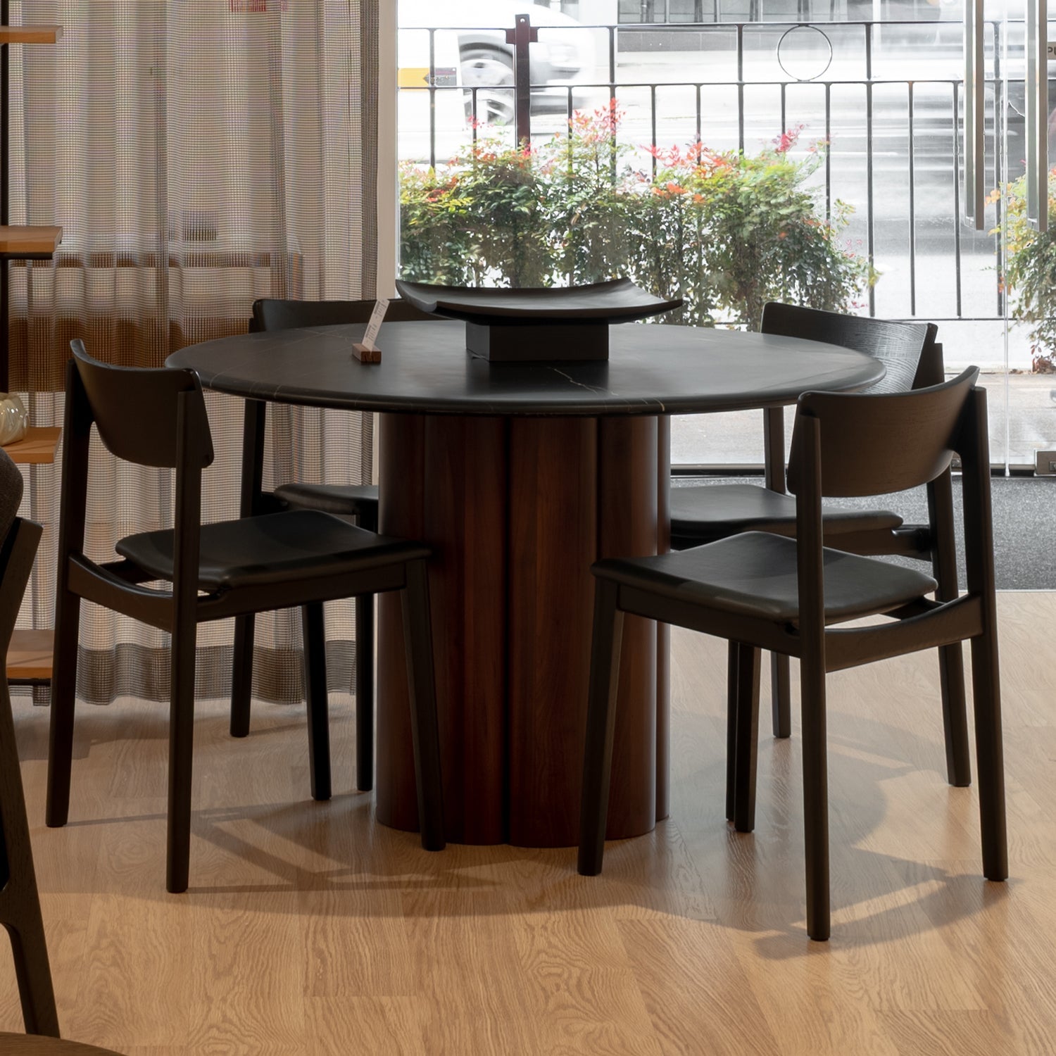 Table à manger ronde en marbre et bois organique avec pied central en tronc d'arbre pour salles à manger