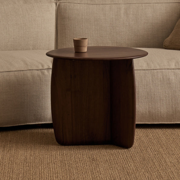 Table d'appoint en bois massif biologique avec forme irrégulière d'inspiration pierre naturelle pour les salons