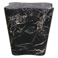 Table d'appoint en marbre noir brut avec silhouette angulaire sculptée à la main pour salons