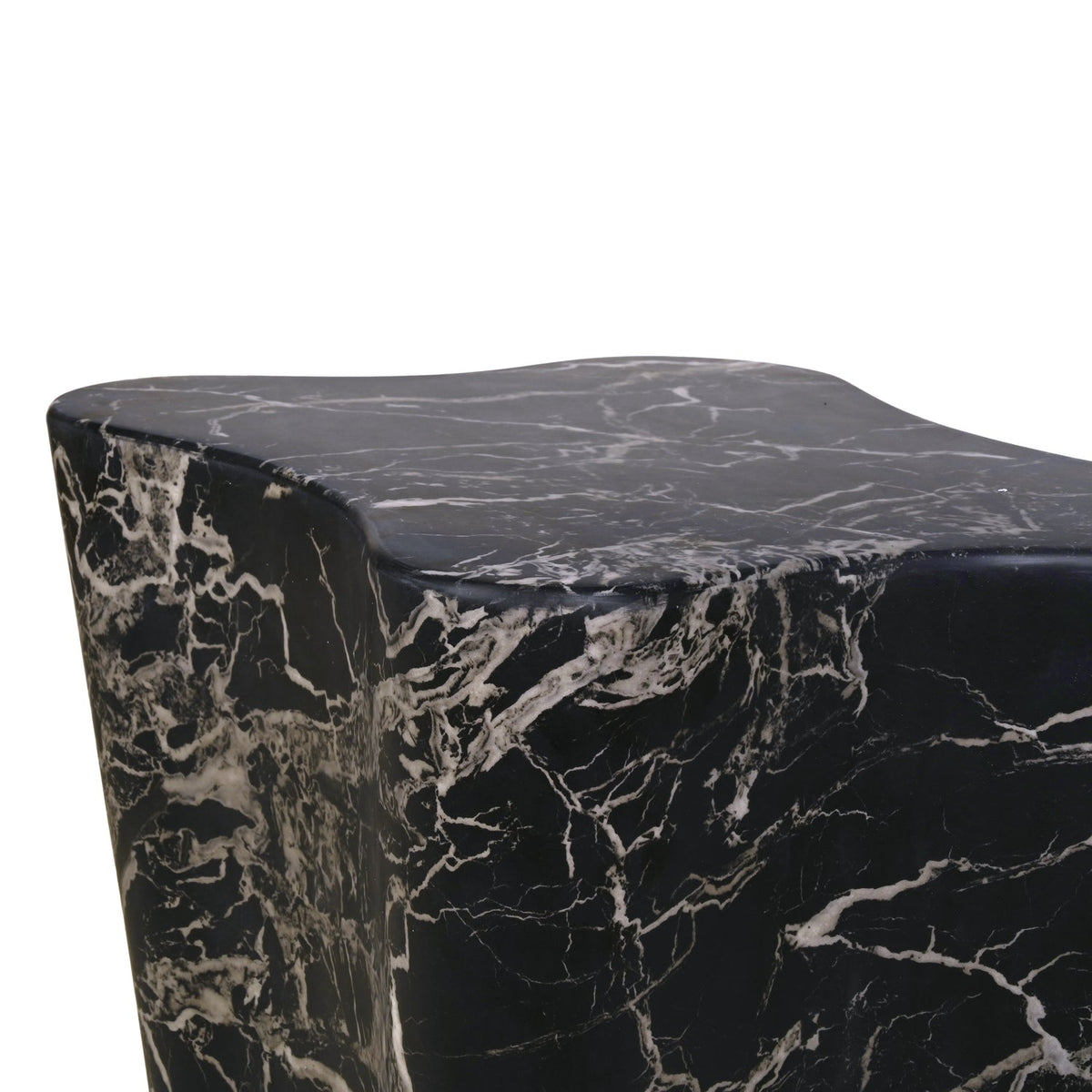 Table d'appoint en marbre noir brut avec silhouette angulaire sculptée à la main pour salons