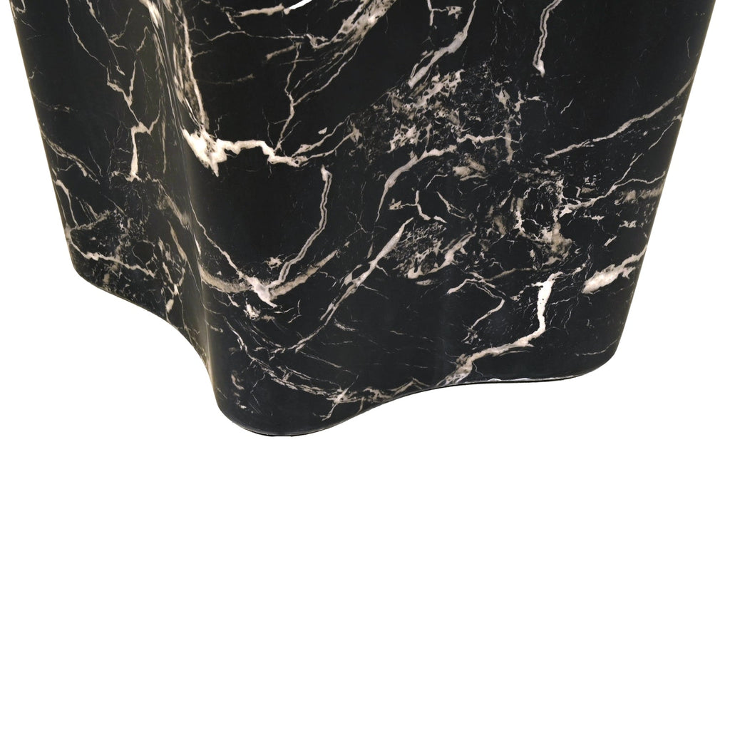 Table d'appoint en marbre noir brut avec silhouette angulaire sculptée à la main pour salons