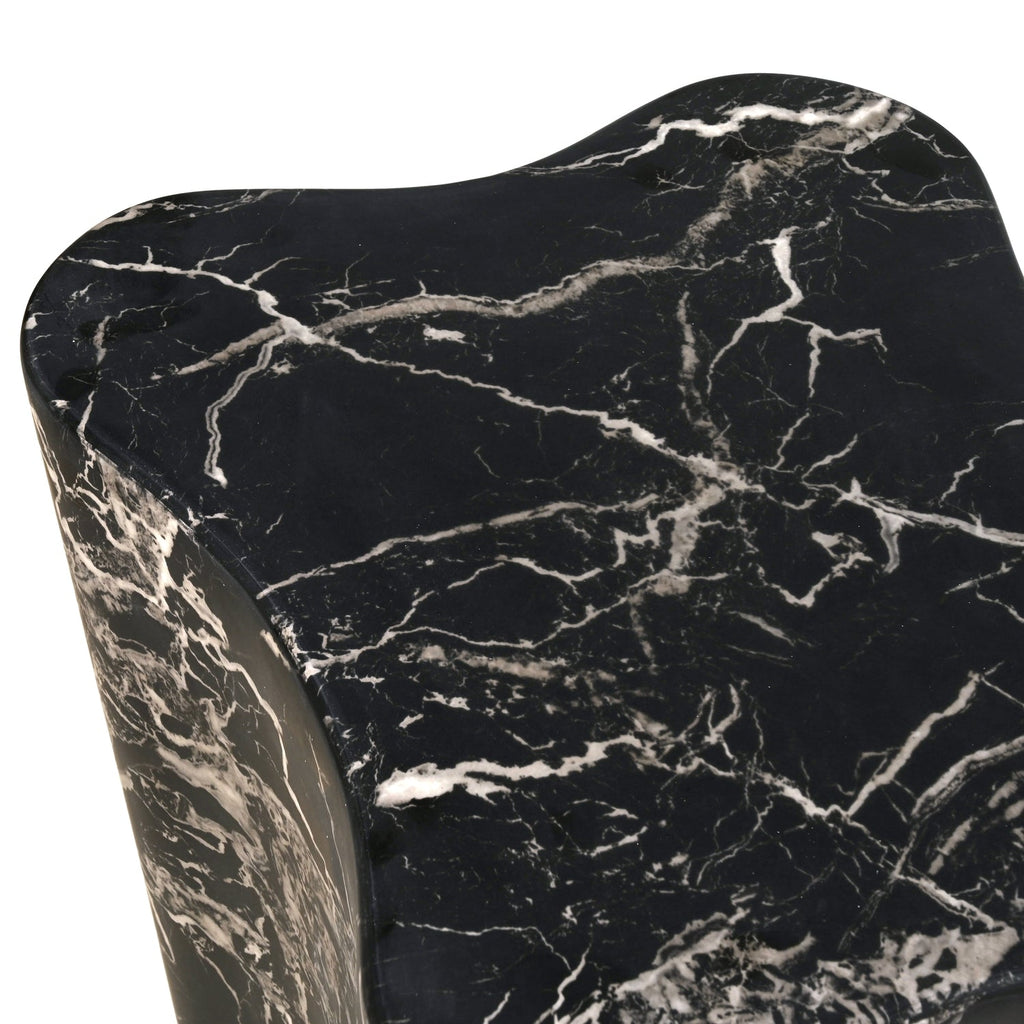 Table d'appoint en marbre noir brut avec silhouette angulaire sculptée à la main pour salons