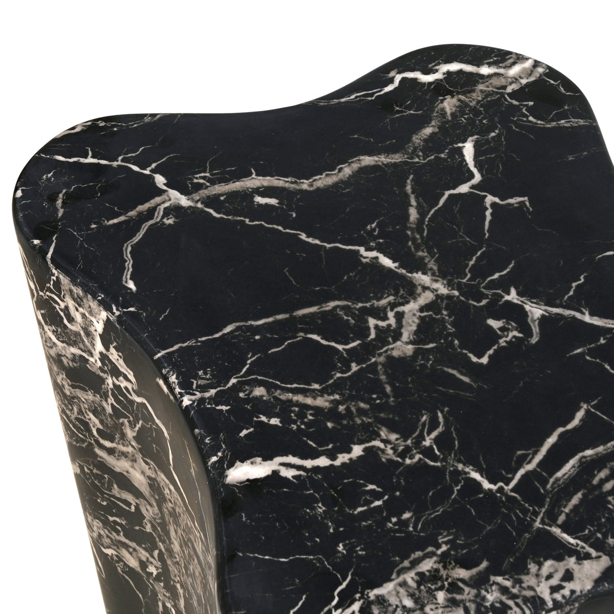 Table d'appoint en marbre noir brut avec silhouette angulaire sculptée à la main pour salons
