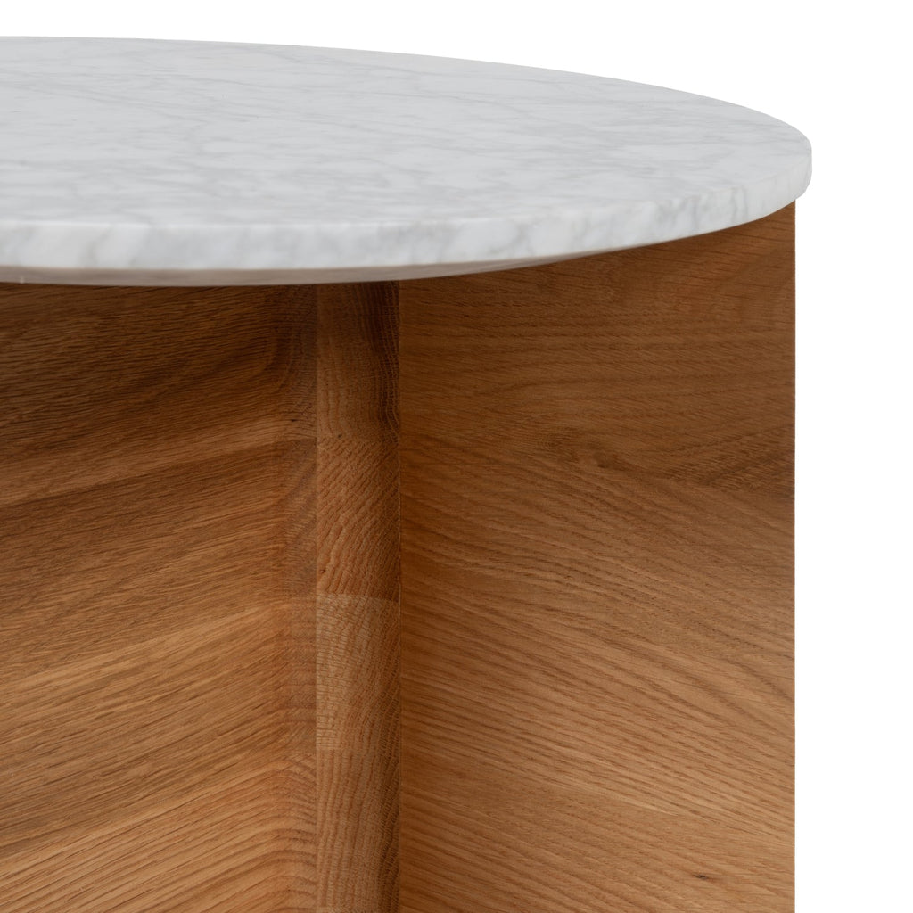 Table d'appoint contemporaine en marbre et bois à piètement en T, avec panneau fuselé pour les salons et les chambres