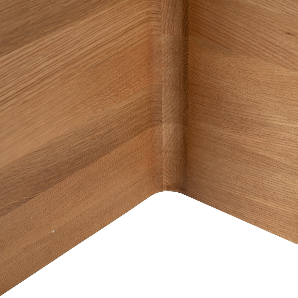 Table d'appoint contemporaine en marbre et bois à piètement en T, avec panneau fuselé pour les salons et les chambres