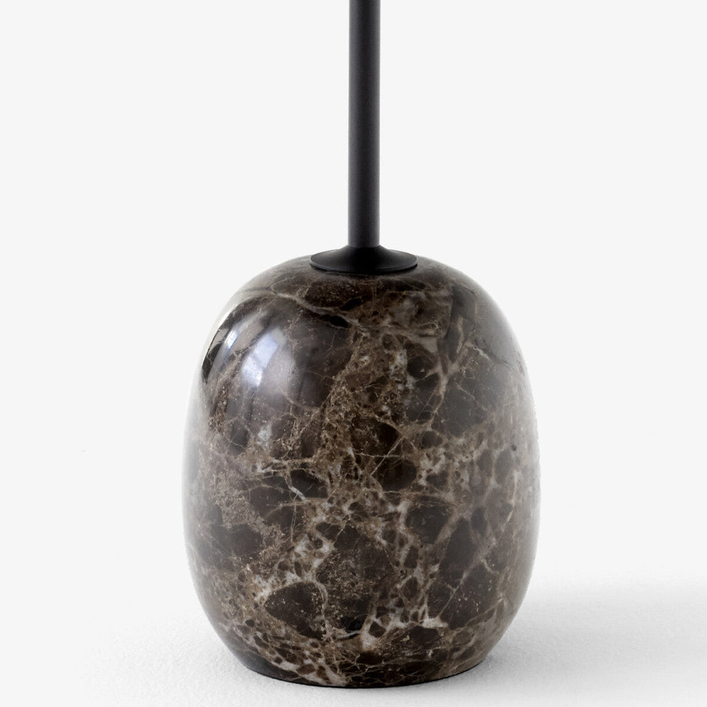 Table d'appoint minimaliste en marbre et acier avec silhouette sculpturale ovale pour salons