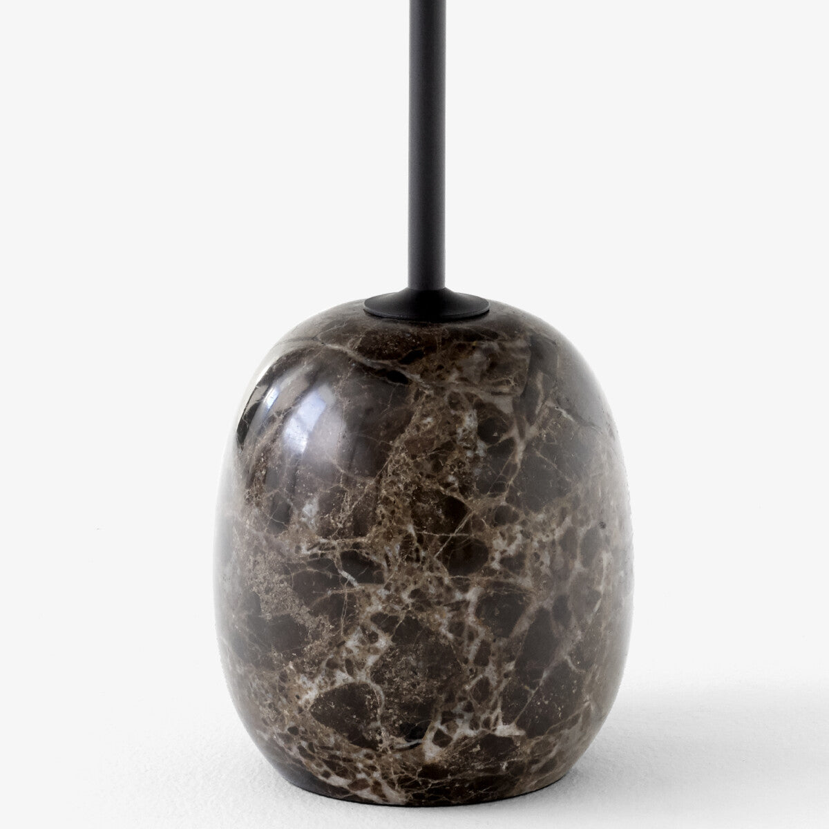 Table d'appoint minimaliste en marbre et acier avec silhouette sculpturale ovale pour salons