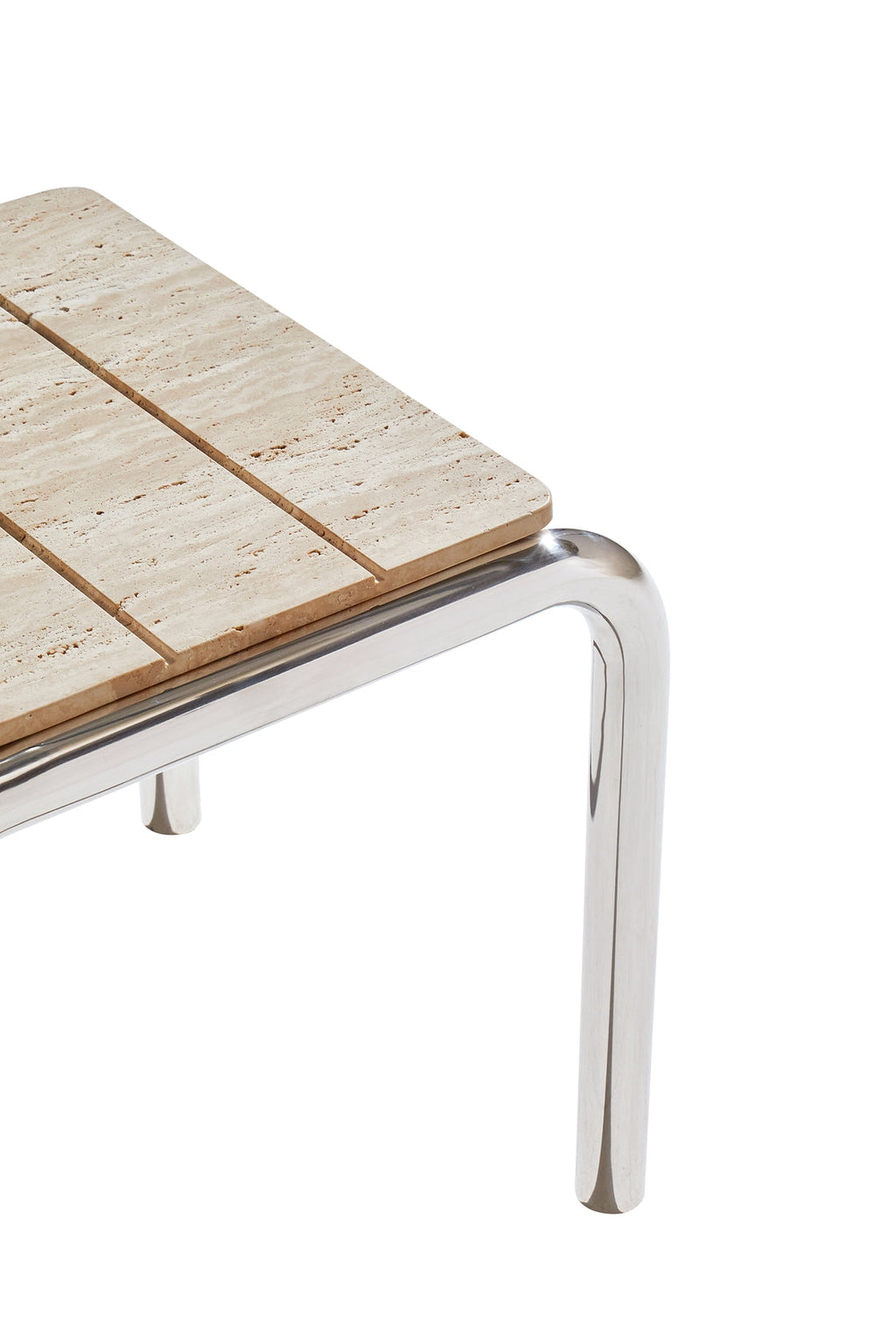 Table d'appoint minimaliste en travertin avec piètement incurvé et ouvert pour salons