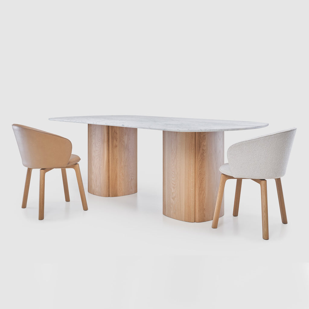 Table à manger ovale sculpturale en marbre Bianco Carrara avec pied en tronc ancien pour salles à manger