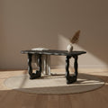 Table d'appoint sculpturale en aluminium recyclé moulé avec une forme organique inspirée des grottes pour les salons