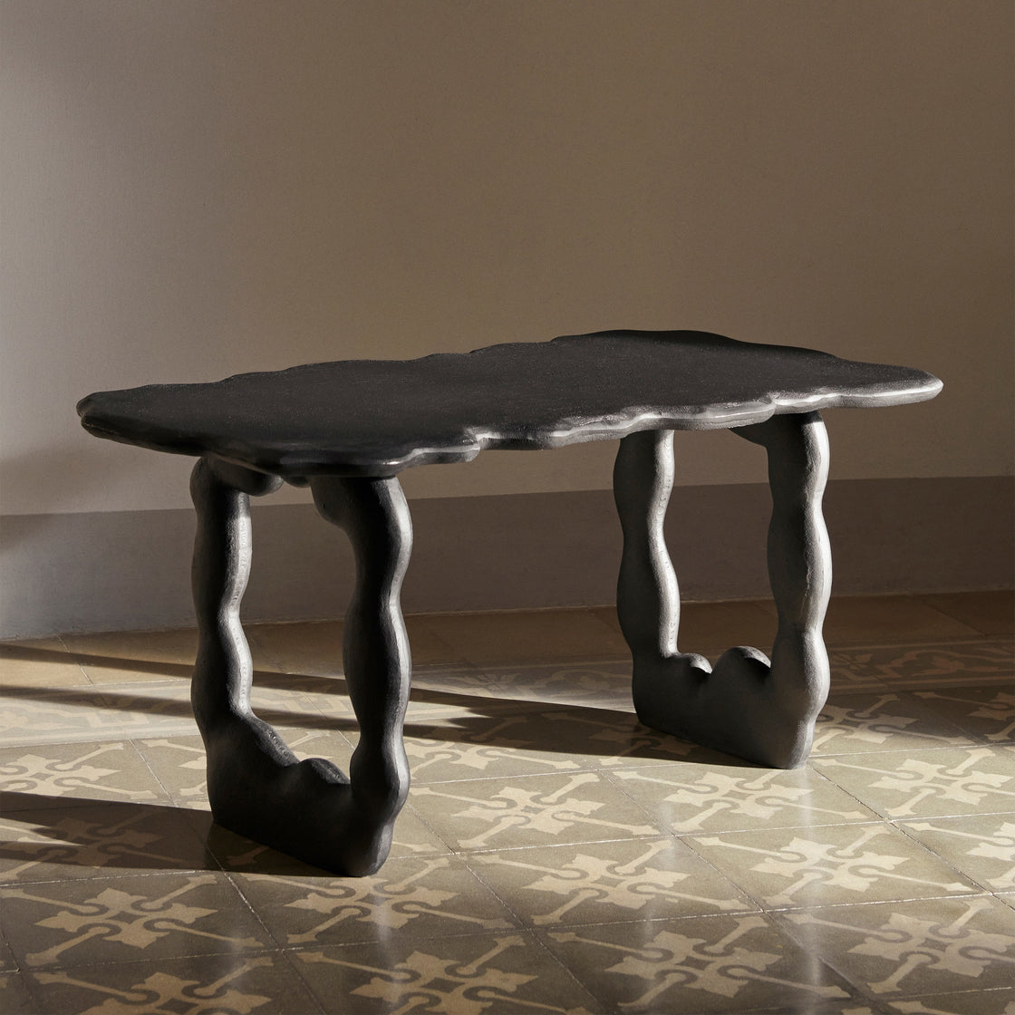 Table d'appoint sculpturale en aluminium recyclé moulé avec une forme organique inspirée des grottes pour les salons